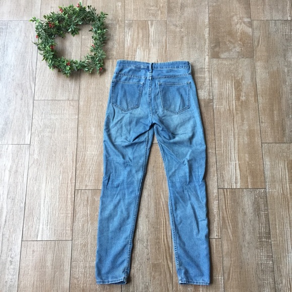 SOLD     H&M Light Washed Skinny Ankle Blue Jeans - Picture 7 of 8